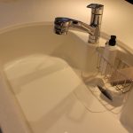 シンプルな台所のための食器洗い用スポンジ